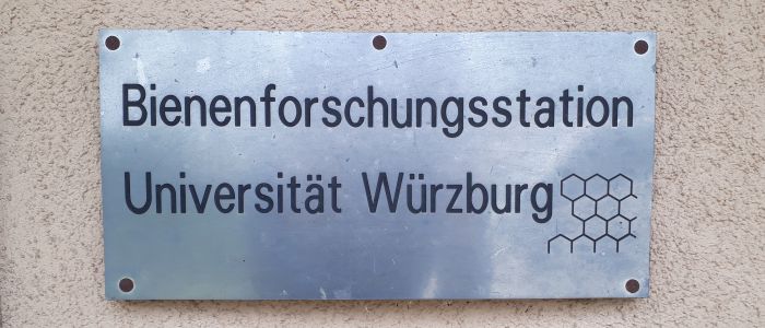 Metallenes Türschild an der Bienenstation der Universität Würzburg