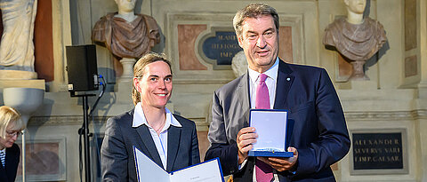 Claudia Höbartner erhält von Ministerpräsident Markus Söder den Bayerischen Verdienstorden. (Bild: Joerg Koch/ Bayerische Staatskanzlei)