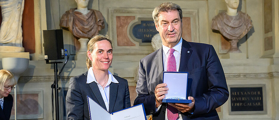 Claudia Höbartner erhält von Ministerpräsident Markus Söder den Bayerischen Verdienstorden. (Bild: Joerg Koch/ Bayerische Staatskanzlei)