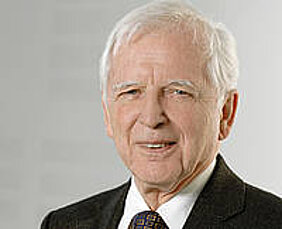 Nobelpreisträger Harald zur Hausen hält einen Vortrag im Biozentrum. Foto: Deutsches Krebsforschungszentrum Nobelpreisträger Harald zur Hausen hält einen Vortrag im Biozentrum. Foto: Deutsches Krebsforschungszentrum