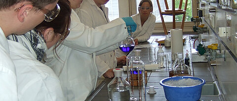 Schüler im Labor - Eindrücke vom letzten Schülertag im Mai 2009.