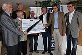 Die Preisträger und die Preisverleiher. Links: Professor Jürgen Tautz, 3. von rechts: Peter Kowalsky. (Foto: Bionade) Die Preisträger und die Preisverleiher. Links: Professor Jürgen Tautz, 3. von rechts: Peter Kowalsky. (Foto: Bionade)