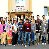 Studierende, die im Rahmen der internationalen Summer School "Functional Genomics" nach Würzburg ans CCTB kamen. In der Mitte: Koordinator Professor Dr. Artur Korte. (Alle Bilder: Marco Bosch)