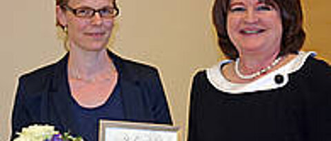 Zonta-Preisträgerin Stephanie Weibel (links) mit der Clubpräsidentin Jutta Schuster. (Foto: Zonta-Club)