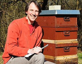 Harmen Hendriksma hat einen neuen Ansatz entwickelt, um Bienen im Labor zu züchten. (Foto: Gunnar Bartsch) Harmen Hendriksma