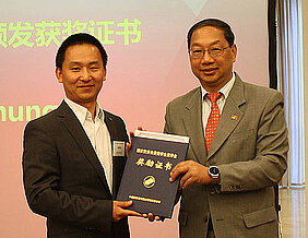Der Würzburger Preisträger Shiqiang Gao (links) mit Mingde Shi, dem chinesischen Botschafter in Berlin, bei der Preisverleihung. (Foto: Botschaft der Volksrepublik China)