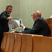 Prof. Bäuerle verteilt Muster kommerzieller Solarfolien zur Stromerzeugung (Foto: C. Stadler)