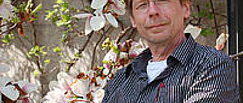 Wolfgang Dröge-Laser im Botanischen Garten der Universität Würzburg - dort befindet sich der Lehrstuhl für Pharmazeutische Biologie, an dem der Professor die Auswirkungen von Stress auf die Genaktivität von Pflanzen erforscht. Foto: Robert Emmerich