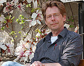 Wolfgang Dröge-Laser im Botanischen Garten der Universität Würzburg - dort befindet sich der Lehrstuhl für Pharmazeutische Biologie, an dem der Professor die Auswirkungen von Stress auf die Genaktivität von Pflanzen erforscht. Foto: Robert Emmerich Wolfgang Dröge-Laser im Botanischen Garten der Universität Würzburg - dort befindet sich der Lehrstuhl für Pharmazeutische Biologie, an dem der Professor die Auswirkungen von Stress auf die Genaktivität von Pflanzen erforscht. Foto: Robert Emmerich