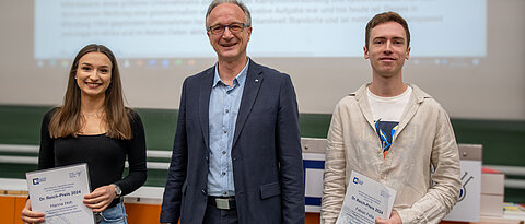 Hanna Hoh und Fabian Fella mit Laudator Frank Würthner (Foto: C. Stadler)