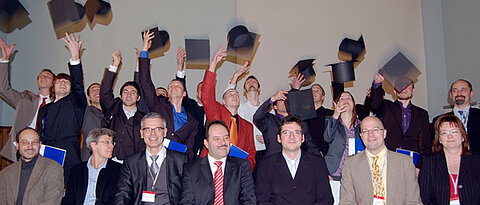 Hoch die Hüte! Die 14 Absolventen des Würzburger Bachelor-Studiengangs „Technologie der Funktionswerkstoffe“ mit einigen ihrer Dozenten. (Foto Robert Emmerich)