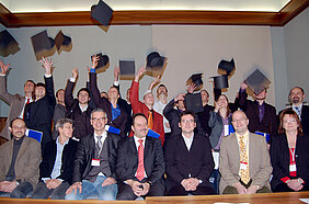 Hoch die Hüte! Die 14 Absolventen des Würzburger Bachelor-Studiengangs „Technologie der Funktionswerkstoffe“ mit einigen ihrer Dozenten. (Foto Robert Emmerich)