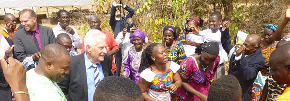 Karl Eduard Linsenmair wagt ein Tänzchen. Anlass: Die Wiedereröffnung der ökologischen Forschungsstation in Westafrika, die er gegründet hat. Links hinter ihm der designierte neue Stationsleiter Thomas Schmitt. (Foto: Barbara Sponholz)