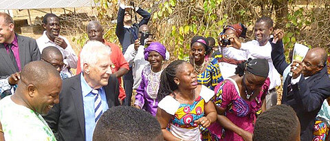 Karl Eduard Linsenmair wagt ein Tänzchen. Anlass: Die Wiedereröffnung der ökologischen Forschungsstation in Westafrika, die er gegründet hat. Links hinter ihm der designierte neue Stationsleiter Thomas Schmitt. (Foto: Barbara Sponholz)