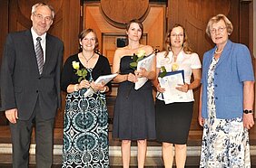 Der Dekan der Katholisch-Theologischen Fakultät, Erich Garhammer, und Uni-Vizepräsidentin Margarete Götz zeichnen die Prüfungsbesten Anja Klingler, Katharina Paul und Caroline Schöner aus. (Foto: Birgit Hoyer)