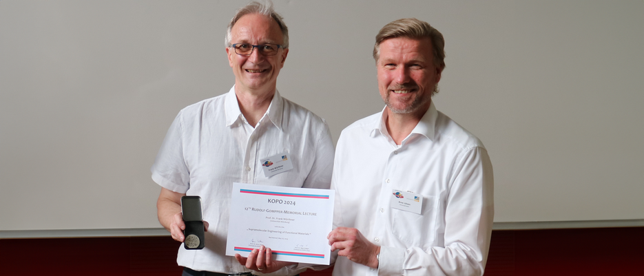 Prof. Dr. Arne Lützen (r.) übergibt Medaille und Urkunde an Prof. Dr. Frank Würthner
