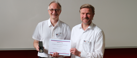Prof. Dr. Arne Lützen (r.) übergibt Medaille und Urkunde an Prof. Dr. Frank Würthner