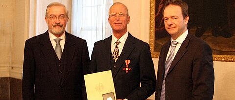 Professor Dr. Gerd Müller mit Innenstaatssekretär Dr. Bernd Weiß (rechts) und Regierungspräsident Dr. Paul Beinhofer (links).