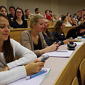 Mit Clickern können sich Studierende bei Fragen und Übungen interaktiv im Hörsaal einbringen. (Foto: Annette Popp)