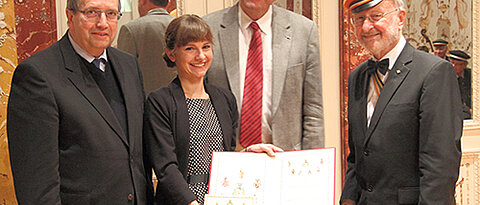 Universitätspräsident Alfred Forchel mit Preisträgerin Ann-Christin Schuster, ihrem Doktorvater Markus Riederer und dem Leiter der Festveranstaltung, Bernhard Edler von Lapp. (Foto: Albrecht Fehlig)