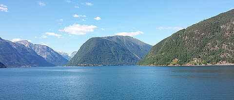 Studierende der Uni Würzburg können im neuen Double Degree Master ein bis drei Semester in Norwegen an der Universität Bergen verbringen. Insgesamt sieben Berge umgeben die Küstenstadt.