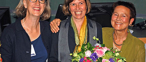 Bei der Preisverleihung (v.l.): Prof. Constance Scharff, Präsidentin der DZG, Charlotte Helfrich-Förster und die Laudatorin Prof. Monika Stengel (Kassel) Foto: Dr. Sabine Giessler