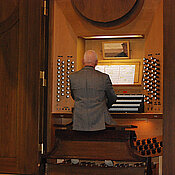 [Translate to Englisch:] Organist Gerhard Vonend