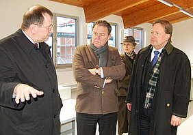 Bayerns Wissenschaftsminister Wolfgang Heubisch (Mitte) lässt sich von Universitätspräsident Alfred Forchel (links) den Baufortschritt auf dem neuen Würzburger Campus Hubland-Nord erläutern. Mit auf dem Foto Bezirksrätin Adelheid Zimmermann und Bundestagsabgeordneter Joachim Spatz, beide von der FDP. Foto: Robert Emmerich