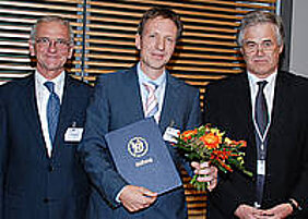 Professor Thomas Rudel (Mitte) mit Professor Werner Solbach, dem Geschäftsführenden Vorsitzenden der Stiftung der Deutschen Gesellschaft für Hygiene und Mikrobiologie (links) und Professor Georg Peters, dem Vorsitzenden der Stiftung (rechts). Foto: Wolfgang Grysa Professor Thomas Rudel (Mitte) mit Professor Werner Solbach, dem Geschäftsführenden Vorsitzenden der Stiftung der Deutschen Gesellschaft für Hygiene und Mikrobiologie (links) und Professor Georg Peters, dem Vorsitzenden der Stiftung (rechts). Foto: Wol