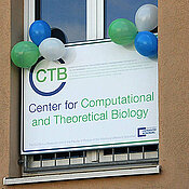 Das Schild an Gebäude 32, Campus Hubland Nord, weist den Weg: "Center for Computational and Theoretical Biology."