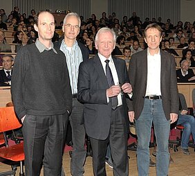 Vor ziemlich genau 40 Jahren hat sich Harald zur Hausen (2.v.r.) in Würzburg habilitiert. Jetzt kam der Nobelpreisträger zum Vortrag ans Biozentrum. Organisiert haben die Veranstaltung die Professoren (v.l.) Utz Fischer, Manfred Gessler und Thomas Rudel.