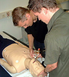 Zwei Medizinstudenten üben die Reanimation am Phantommodell.