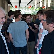 Angeregte Diskussion zwischen Physikern (Prof. Eberhard Umbach und Prof. Jens Pflaum) während andere fränkische Spezialitäten genießen (Foto: C. Stadler)