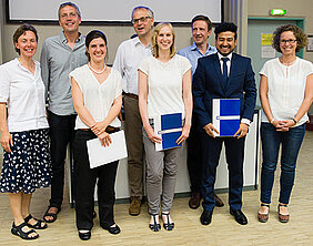 Bei der Preisverleihung im Biozentrum (von links): Ricarda Scheiner, Ingolf Steffan-Dewenter und Alice Claßen, Martin Eilers und Laura A. Jänicke, Thomas Rudel und Sudip Das sowie Christina Lillesaar. (Foto: Günter Brönner) Bei der Preisverleihung im Biozentrum (von links): Ricarda Scheiner, Ingolf Steffan-Dewenter und Alice Claßen, Martin Eilers und Laura A. Jänicke, Thomas Rudel und Sudip Das sowie Christina Lillesaar. (Foto: Günter Brönner)