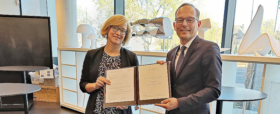 Der Vorsitzende des Kuratoriums, Thomas Wessel, überreicht Ann-Christin Pöppler den Dozentenpreis. (Bild: FCI)