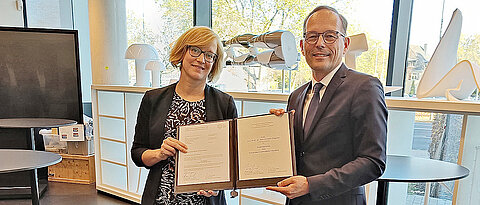 Der Vorsitzende des Kuratoriums, Thomas Wessel, überreicht Ann-Christin Pöppler den Dozentenpreis. (Bild: FCI)