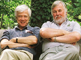 Martin Heisenberg (links) und Reinhard Wolf. Das Foto der beiden Würzburger Forscher ist zusammen mit vielen anderen in einem Sonderband des Journal of Neurogenetics zu Ehren von Heisenberg veröffentlicht. Es stammt aus dem Jahr 2000. Bild: Lehrstuhl für Genetik und Neurobiologie