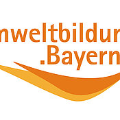 Orangefarbene Schrift "Umweltbildung Bayern" auf weißem Hintergrund
