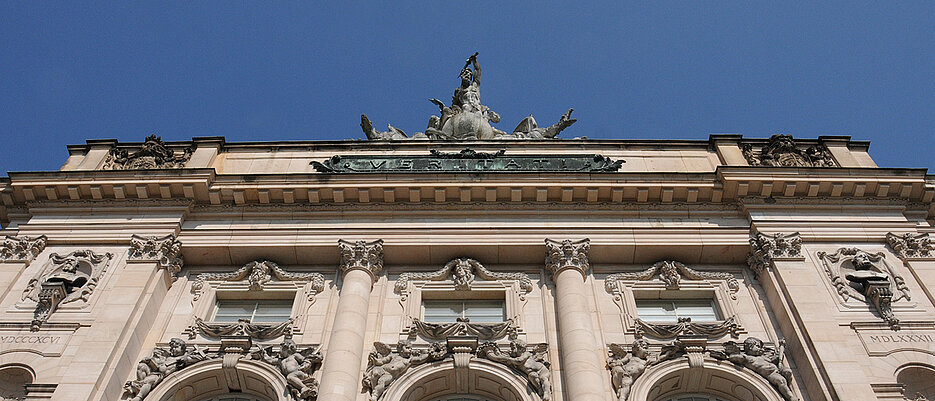 Blick auf das Hauptgebäude der JMU am Sanderring. (Foto: Robert Emmerich)