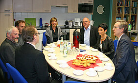 Beim Gespräch im Biozentrum (von rechts): Generalkonsul Jean-Claude Brunet, die Professorinnen und Professoren Marie-Christine Dabauvalle, Markus Engstler, Charlotte Förster, Christian Stigloher und Jürgen Kreft sowie Attaché Raoul Mille. (Foto: Georg Kaiser)