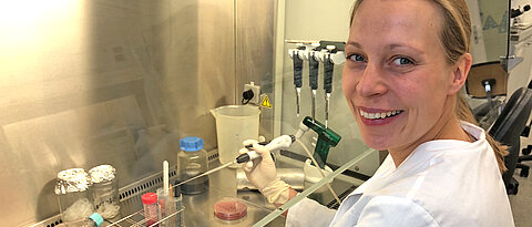 Christine Lehmann at her workplace in the Bernhard Nocht Institute for Tropical Medicine. (Photo: private)