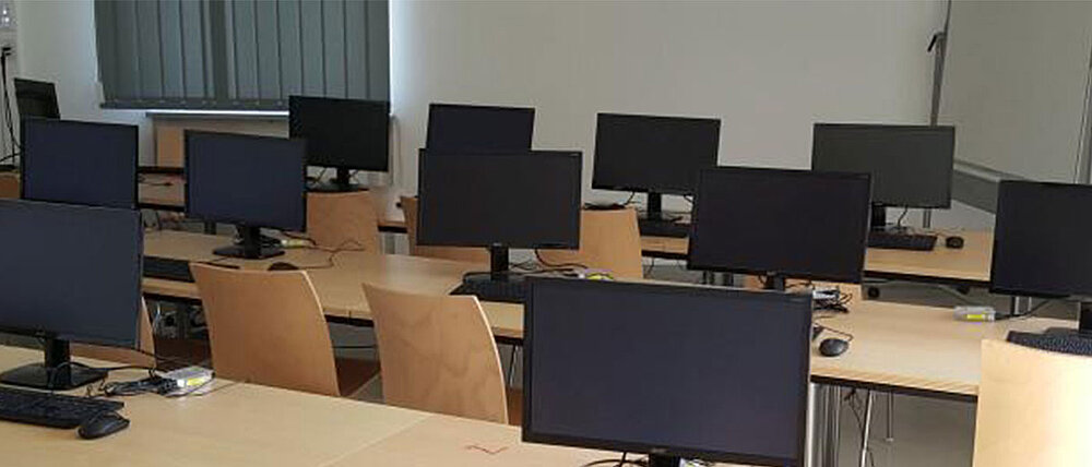 Symbolbild Lehre (Blick in einen Seminarraum mit Computer-Arbeitsplätzen)