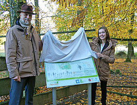 Nadja Dürr und Bad Kissingens Oberbürgermeister Kay Blankenburg eröffnen im Wildpark Klaushof den Baumlehrpfad, den die Würzburger Studentin konzipiert hat. (Foto: Robert Emmerich)