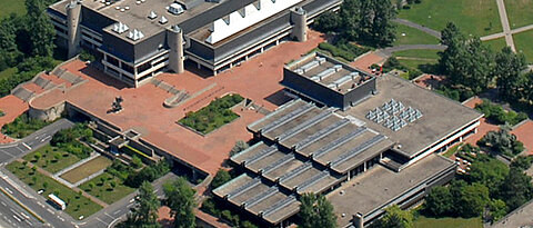 Markant: Der rote Platz am Hubland rund um Unibibliothek und Mensa.