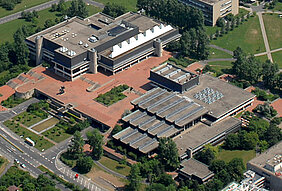Markant: Der rote Platz am Hubland rund um Unibibliothek und Mensa. Ab Mitte April wird er saniert. Foto: Norbert Schwarzott
