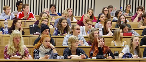 Über 150 Studienanfänger arbeiten im Vorkurs „Anorganische Chemie“ aktiv mit. (Foto: Annette Popp)