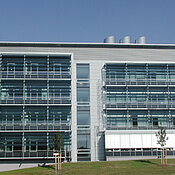 Blick auf den Pharmazie-Neubau. Foto: Alfred Forchel