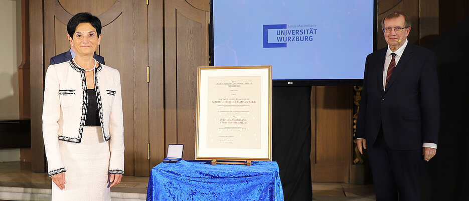 Universitätsfrauenbeauftragte Marie-Christine Dabauvalle beim Stiftungsfest mit Universitätspräsident Alfred Forchel.