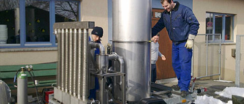 Arbeit am Holzvergaser im Hof der Bienenstation am Hubland. Foto: Beegroup Uni Würzburg