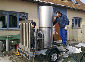 Arbeit am Holzvergaser im Hof der Bienenstation am Hubland. Foto: Beegroup Uni Würzburg